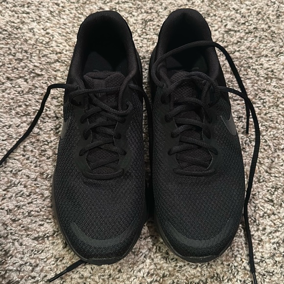 Nike Revolution - Picture 2 of 3